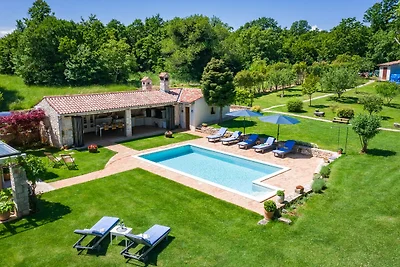 Villa Lipa mit beheiztem Pool, Sauna und Weinkeller