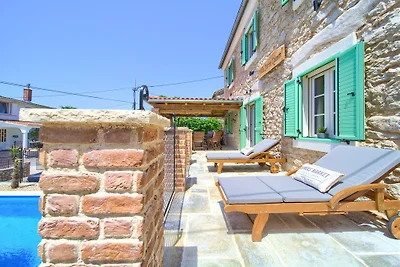 Villa con piscina riscaldata e vista mare