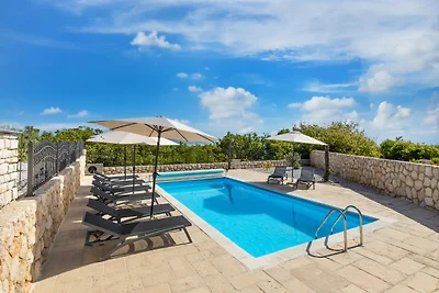 Villa Andrea– Stilvolle Oase mit Pool & Meerblick