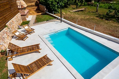 Steinhaus mit Pool, nur 50 vom Meer