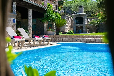 Appartamento rustico con piscina e vista mare
