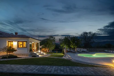Villa Vinci mit Pool & Spielplatz