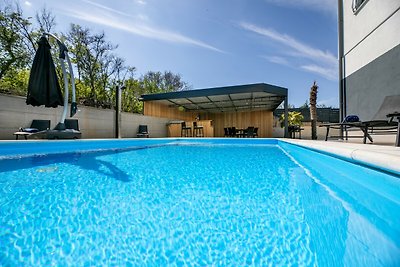 Villa George con piscina riscaldata