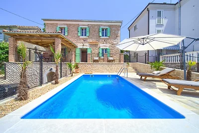 Villa con piscina riscaldata e vista mare