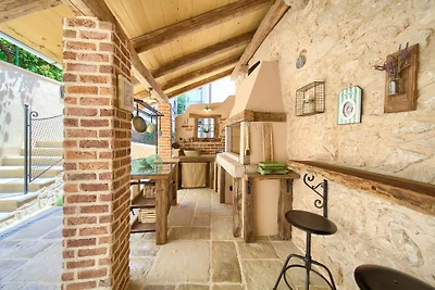 Villa con piscina riscaldata e vista mare
