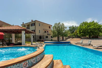 Villa mit Pool, Jacuzzi & Sauna