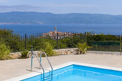 Villa Maia – Stilvolle Oase mit Pool & Meerblick