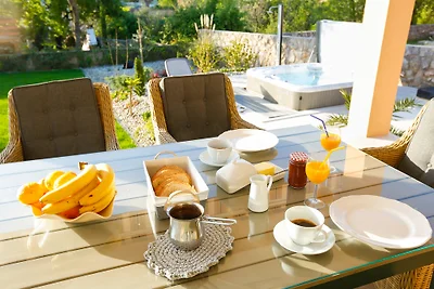 Villa Lavender's Breeze mit Pool