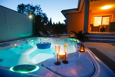 Villa Lavender's Breeze mit Pool