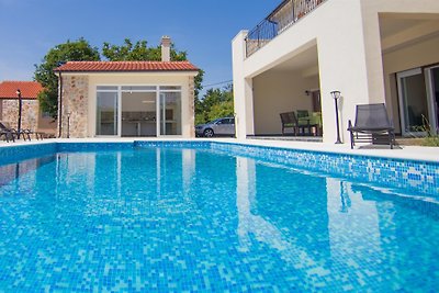 Villa Cedar met zwembad & zomerkeuken