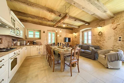 Villa con piscina riscaldata e vista mare