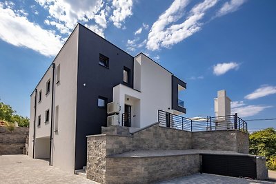 Villa Aris mit beheiztem Pool & Meerblick