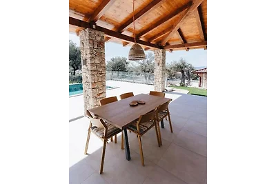 Erleben Sie die Villa Kadila – beheizter Pool & Sauna in einem zeitlosen Olivenhain