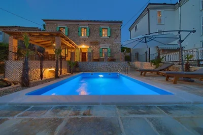 Villa con piscina riscaldata e vista mare