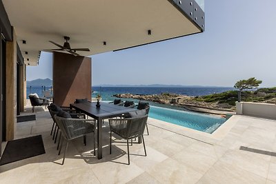 Villa Riviera am Meer mit Pool