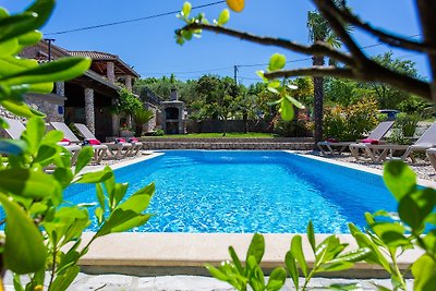 Appartamento rustico con piscina e vista mare