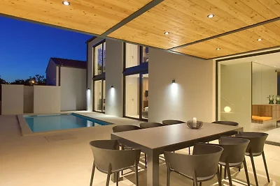 Casa Forma con piscina
