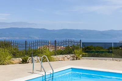 Villa Maia – Stilvolle Oase mit Pool & Meerblick