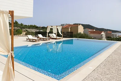Luxus Villa Golden Lion mit Pool