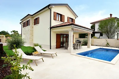 Villa Julija con piscina riscaldata