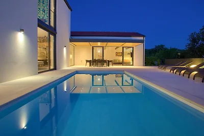 Casa Forma con piscina