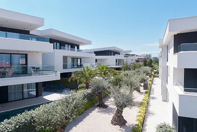 Azimut Luxus Apartment mit Pool