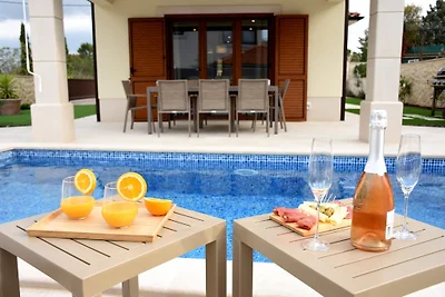 Villa Julija con piscina riscaldata
