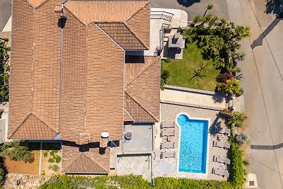 Appartamento rustico con piscina e vista mare