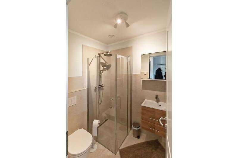 Modernes Badezimmer mit moderner Ausstattung und Dusche.