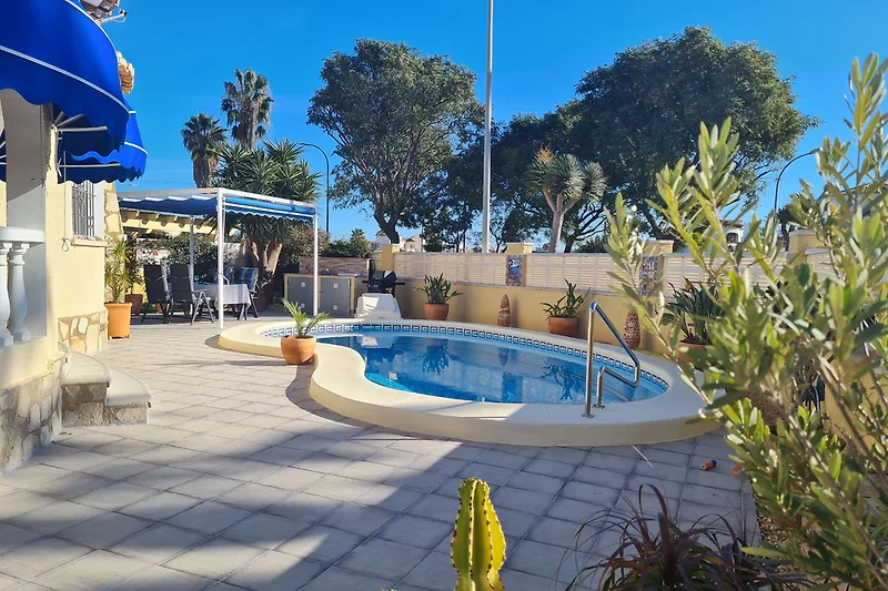 Pool und Terrasse