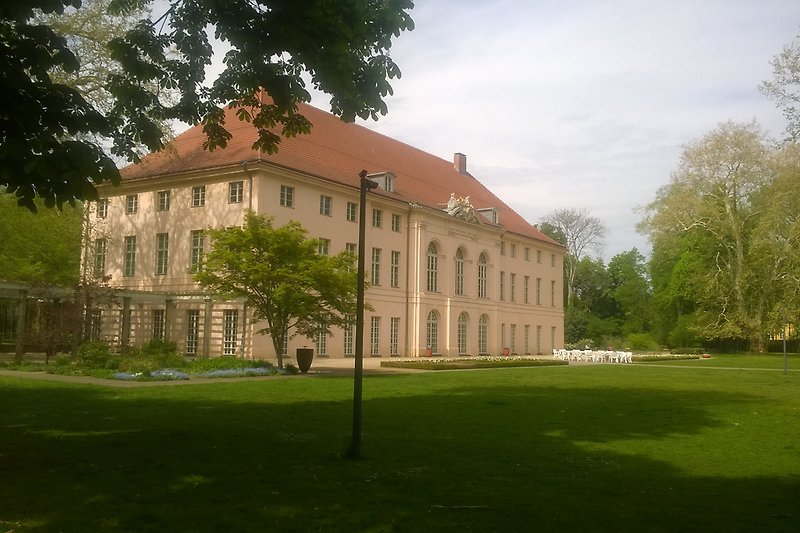 Schloss Schönhausen ca. 1 km Entfernung