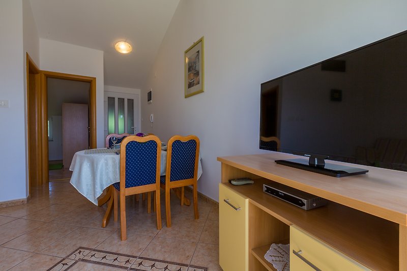 Schönes Interieur mit stilvollen Möbeln und Holzboden.