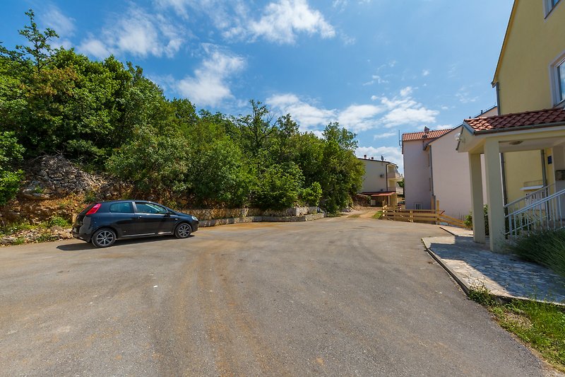 Parkplatz auf dem Grundstück