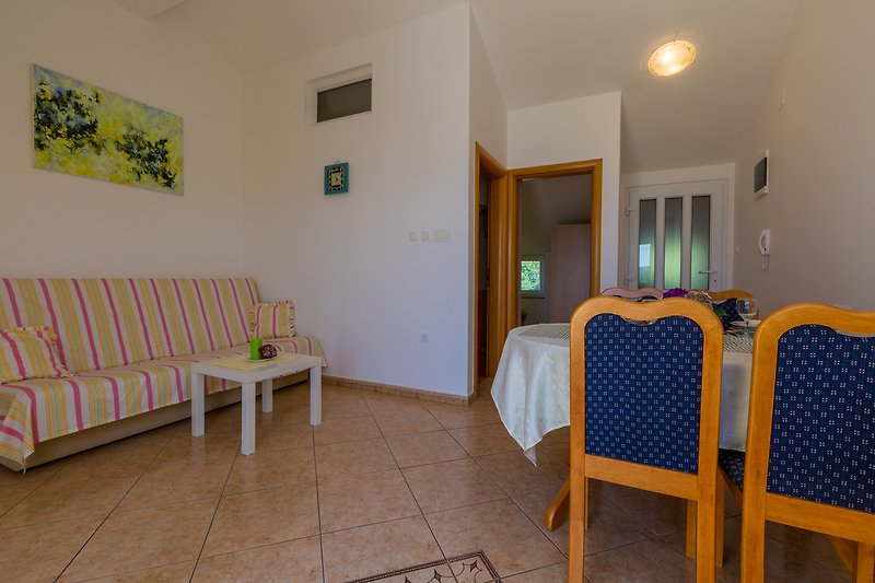 Gemütliche Wohnung mit stilvoller Einrichtung und Holzboden.