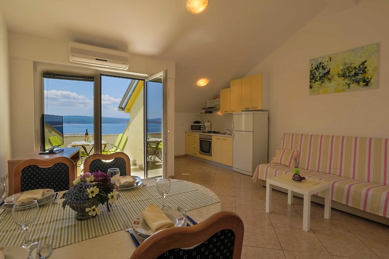 Moderne Wohnung mit stilvoller Einrichtung und gemütlicher Atmosphäre.