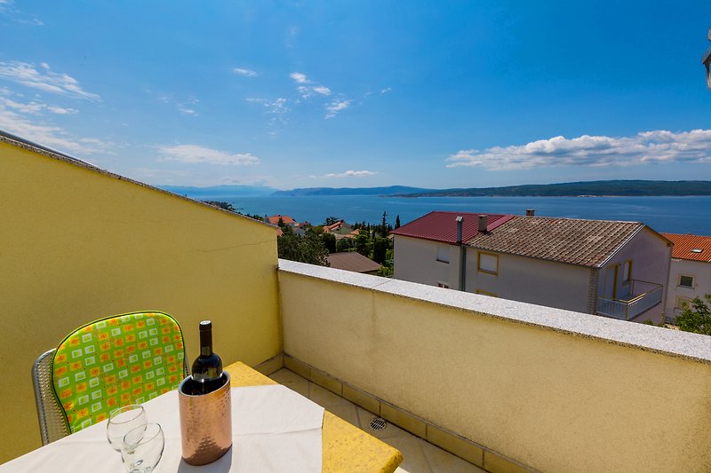 Schönes Haus mit Blick auf den See und die Stadt am Abend.