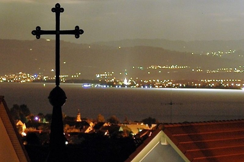 Seeblick mit Kreuz und Schweizer Ufer bei Nacht