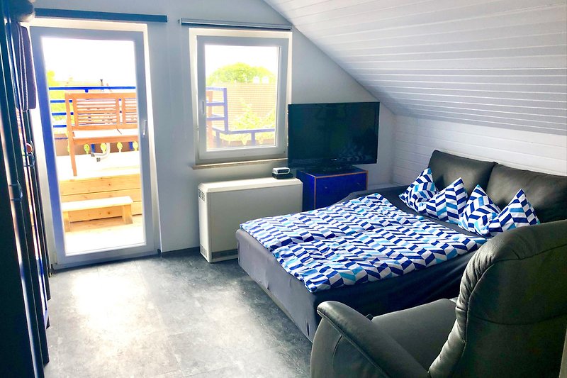 Schlafzimmer 1 oben Doppel-Schlafcouch mit Balkonzugang - Seeblick und TV