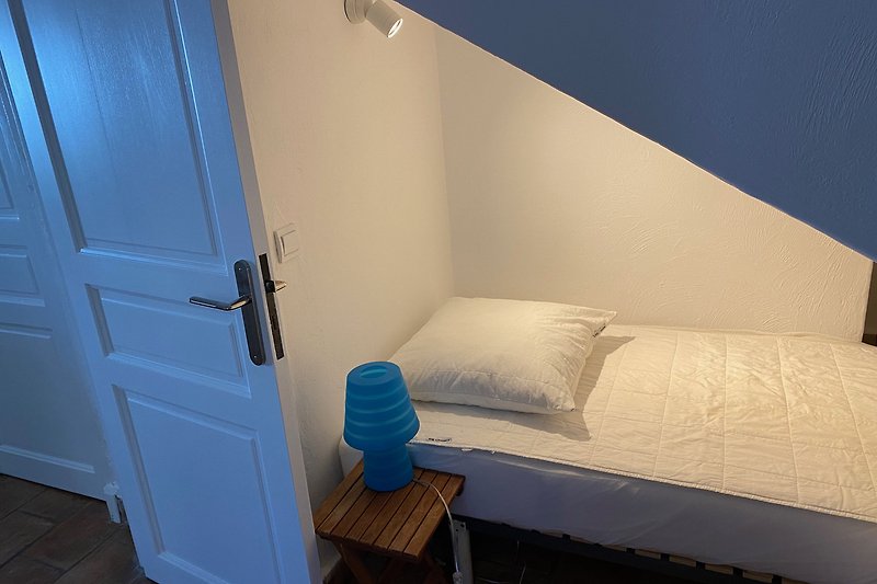 CH3-Chambre  avec lit confortable en  alcôve