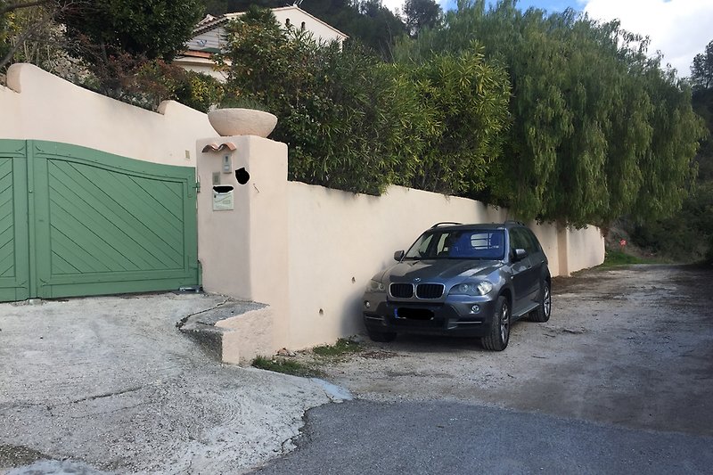 parking sécurisé contre le mur villa dans voie en cul de sac