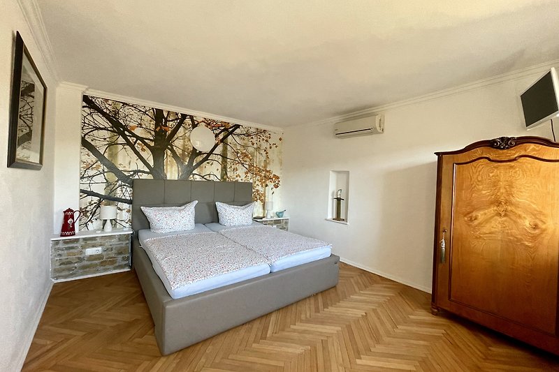Gemütliches Schlafzimmer mit stilvollem Holzmöbel und bequemem Bett.