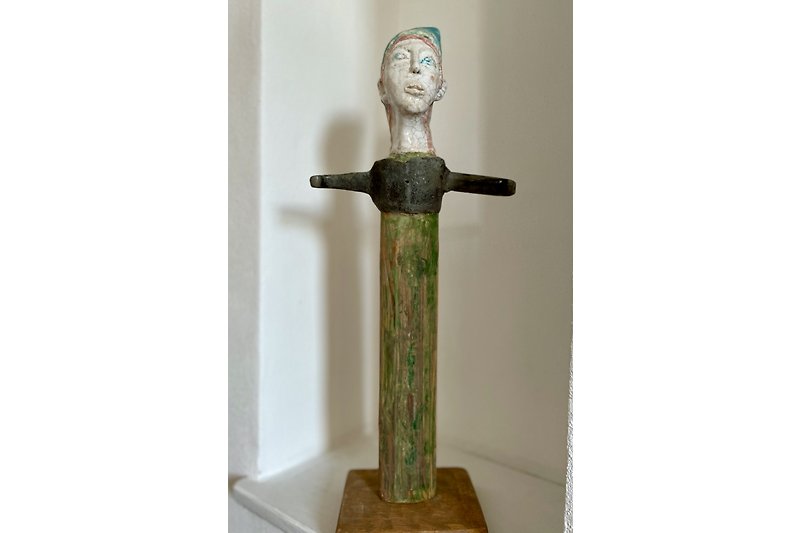 Antike Statue auf einem Holzsockel - ein Kunstwerk für Sammler.
