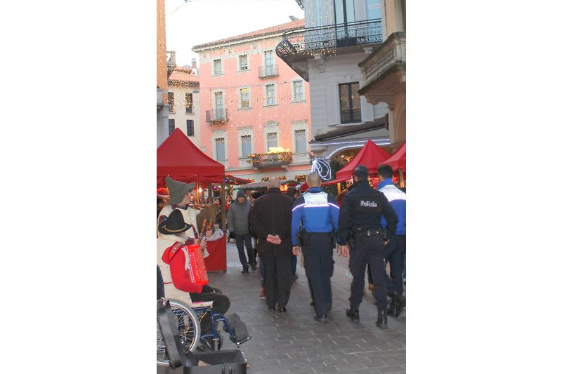 Polizei besucht Weihnachtsmarkt Lugano