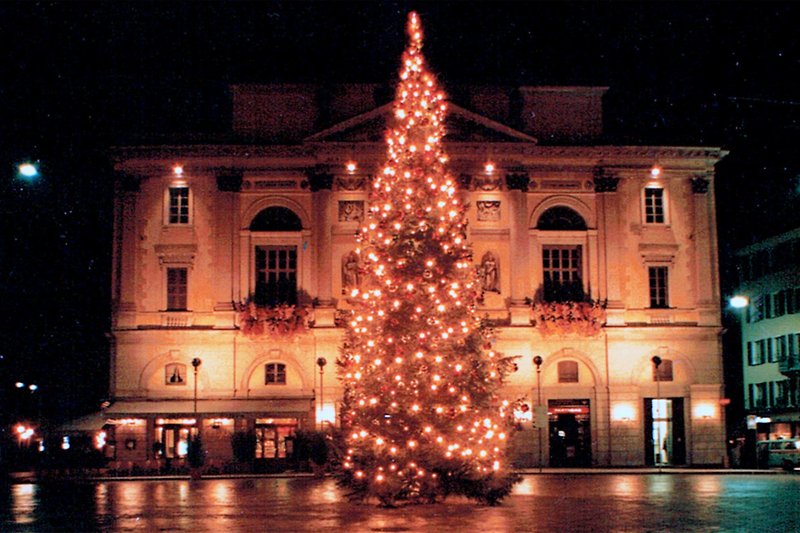 Weihnachtsbaum vor dem Rathaus auf der Piazza Riforma