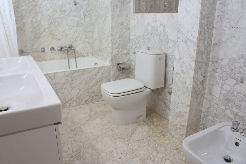 Marmor- Badezimmer mit Doppel- Waschbecken, Wanne, WC, Bidet, Handtuchwärmer