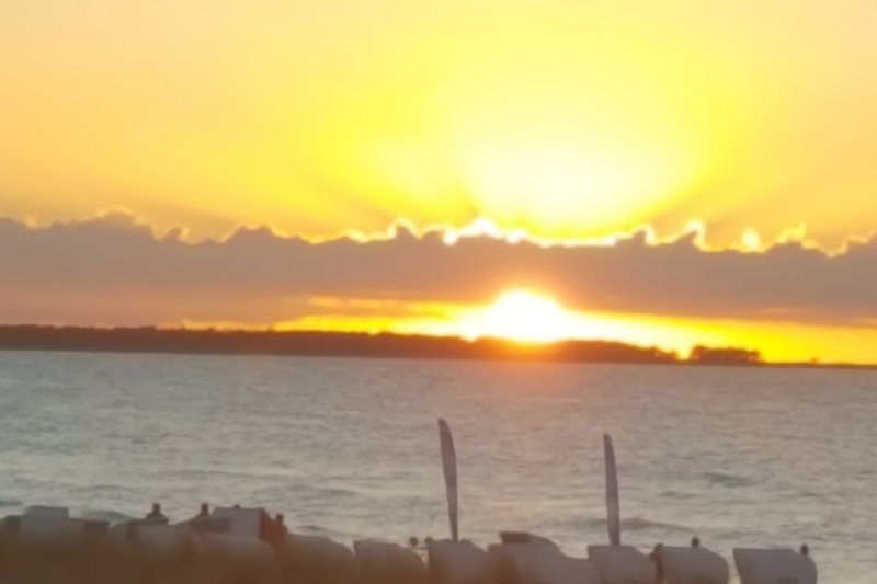 Zalazak sunca na morskom pristaništu