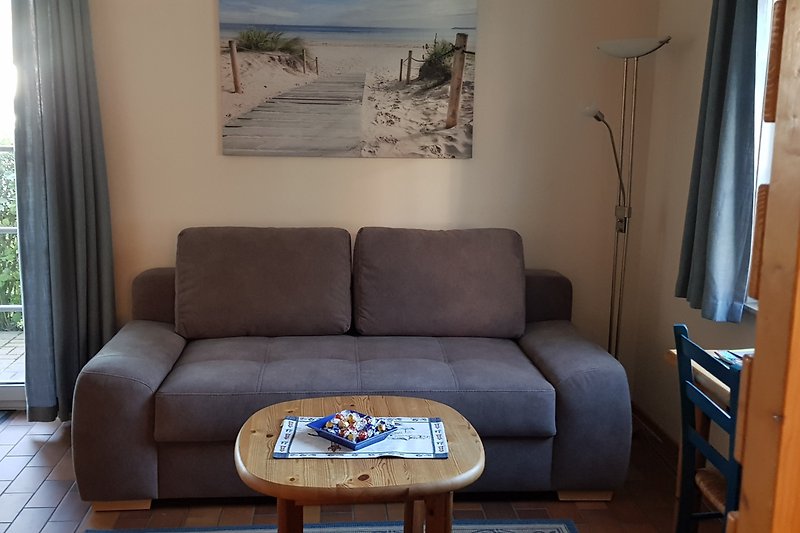 Gemütliches Wohnzimmer mit bequemer Couch, Holzmöbeln und Pflanzen. Entspannen Sie sich in diesem stilvollen Raum.