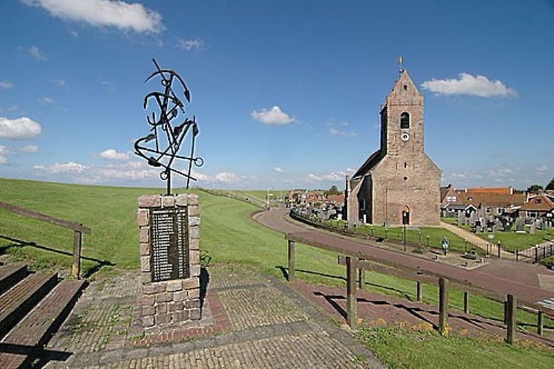 Deich und Dorfkirche