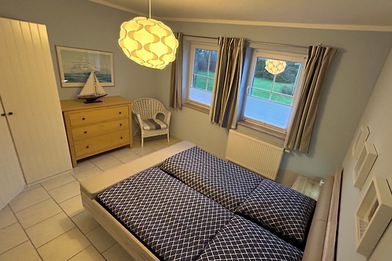 blaues Schlafzimmer mit Doppelbett