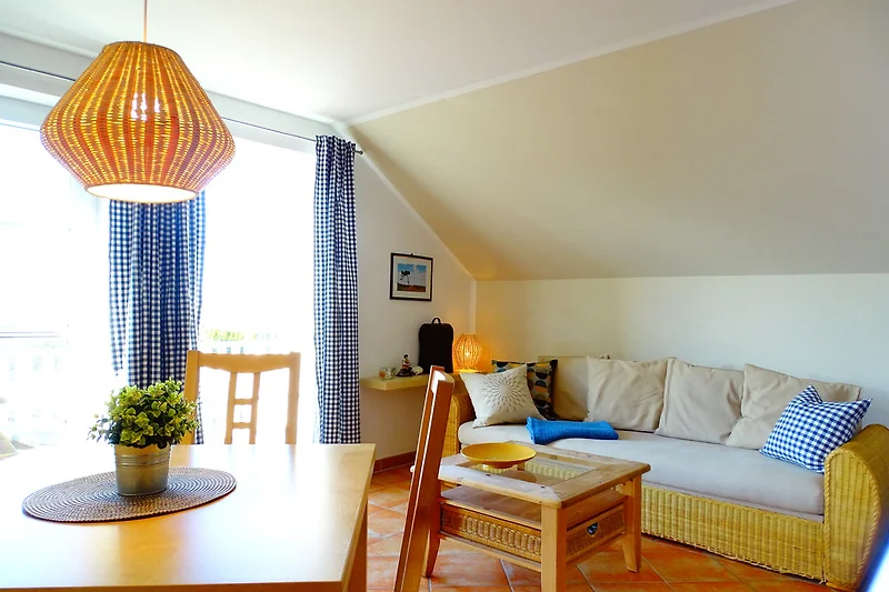 gemütliches Wohnzimmer mit Doppelschlafsofa